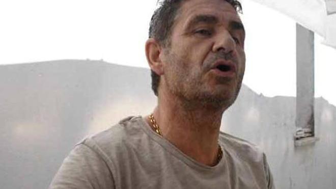 «Ho provato a calmarlo tenendolo a casa ma appena ha sentito le sirene è fuggito»