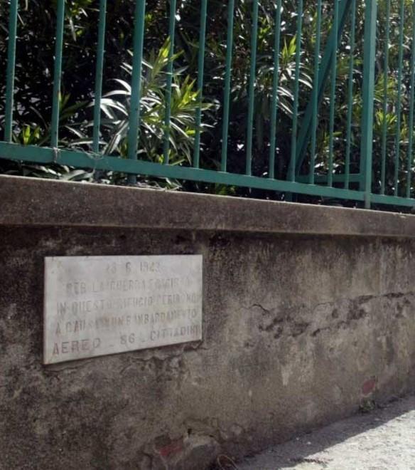Fiori per ricordare le vittime