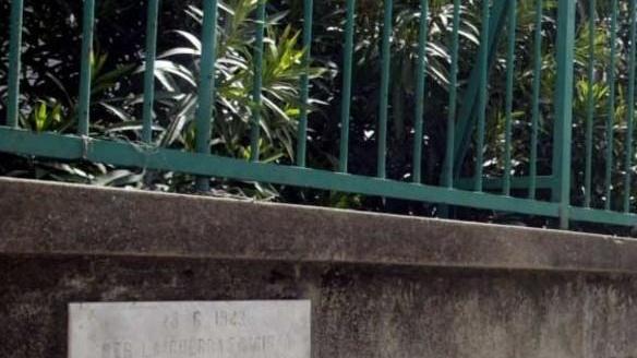 Fiori per ricordare le vittime