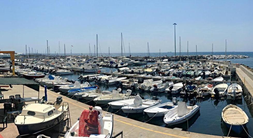 Danneggiano dieci barche e rubano canne da pesca 