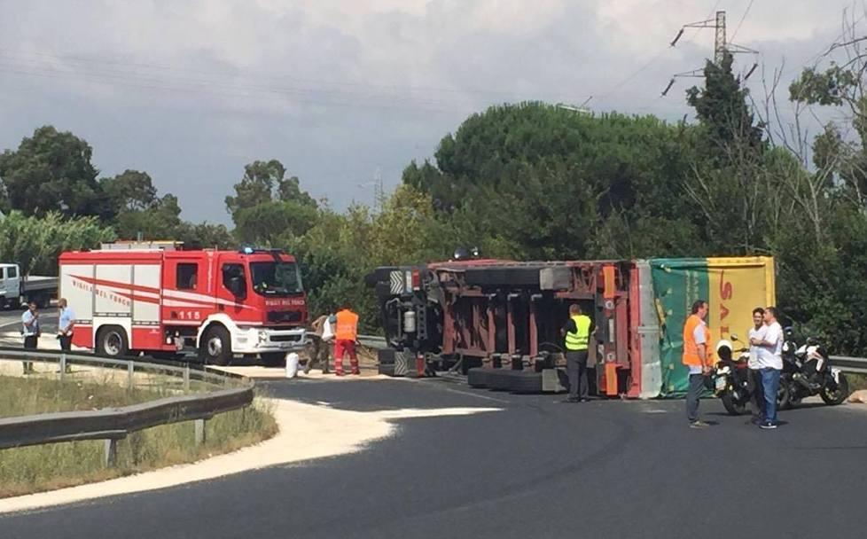 Si ribalta col camion e resta incastrato 