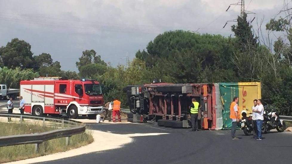 Si ribalta col camion e resta incastrato