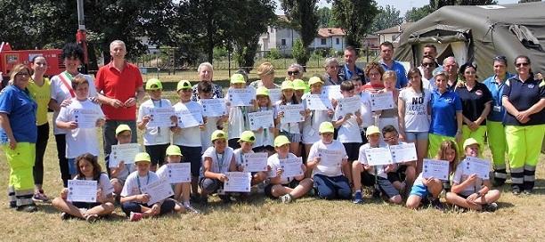 I bambini fanno prove di protezione civile