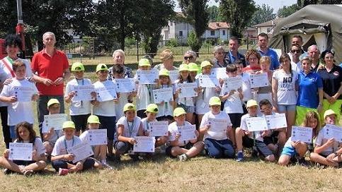 I bambini fanno prove di protezione civile