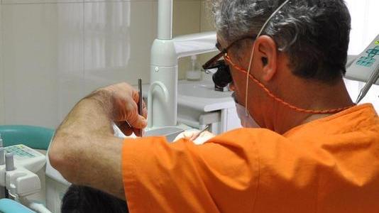 Denunciati falsi dentisti Curavano pazienti veri