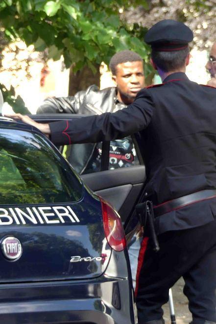 Pusher gli lancia contro la bici: carabiniere in ospedale 