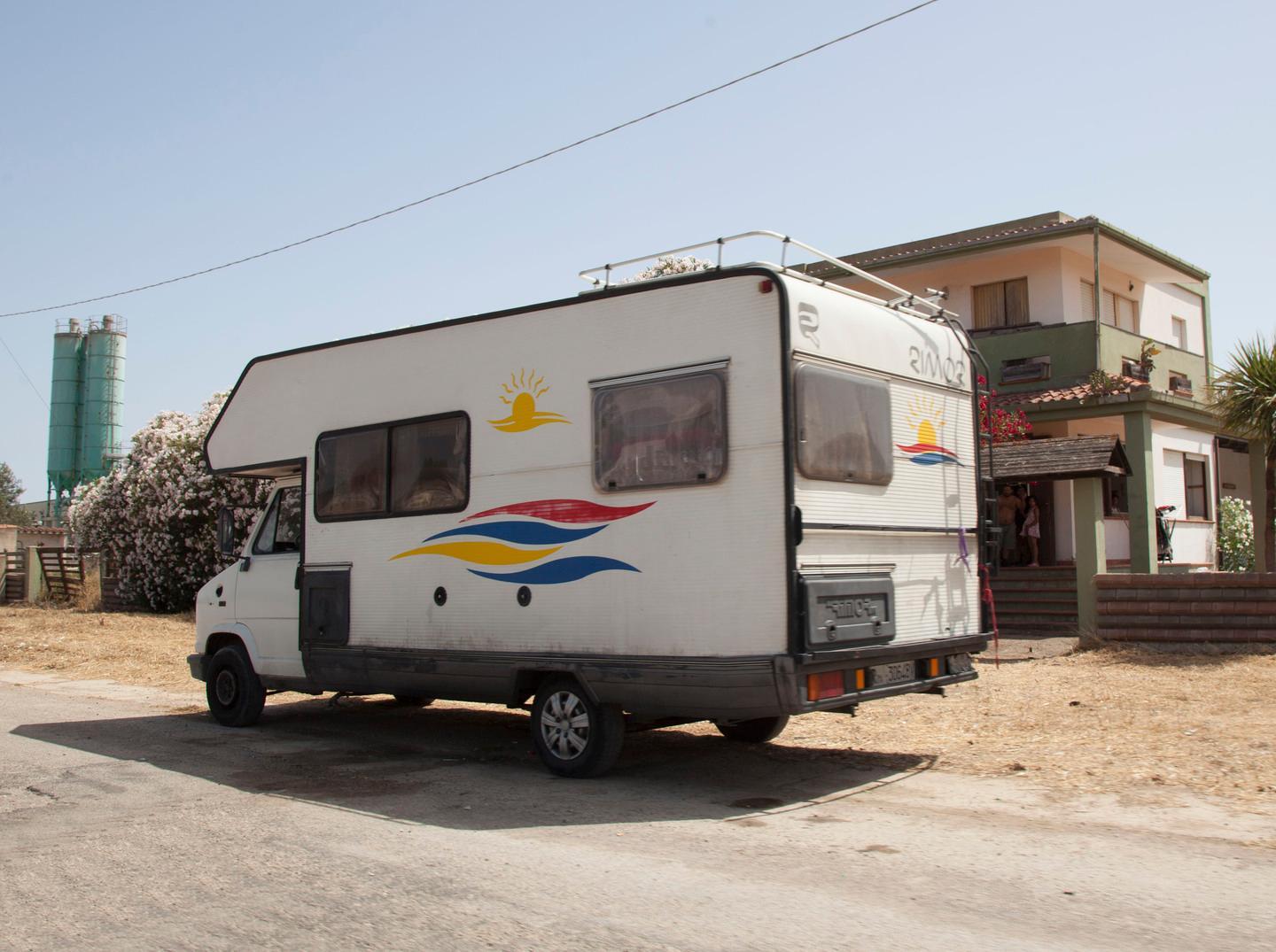 Famiglia rom vive senza acqua né luce 