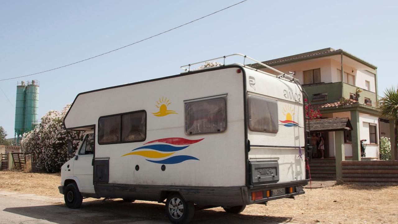 Famiglia rom vive senza acqua né luce