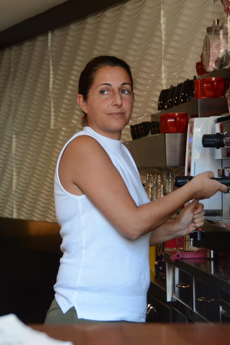 Ruspe in via De Filippi, chiusi i negozi 