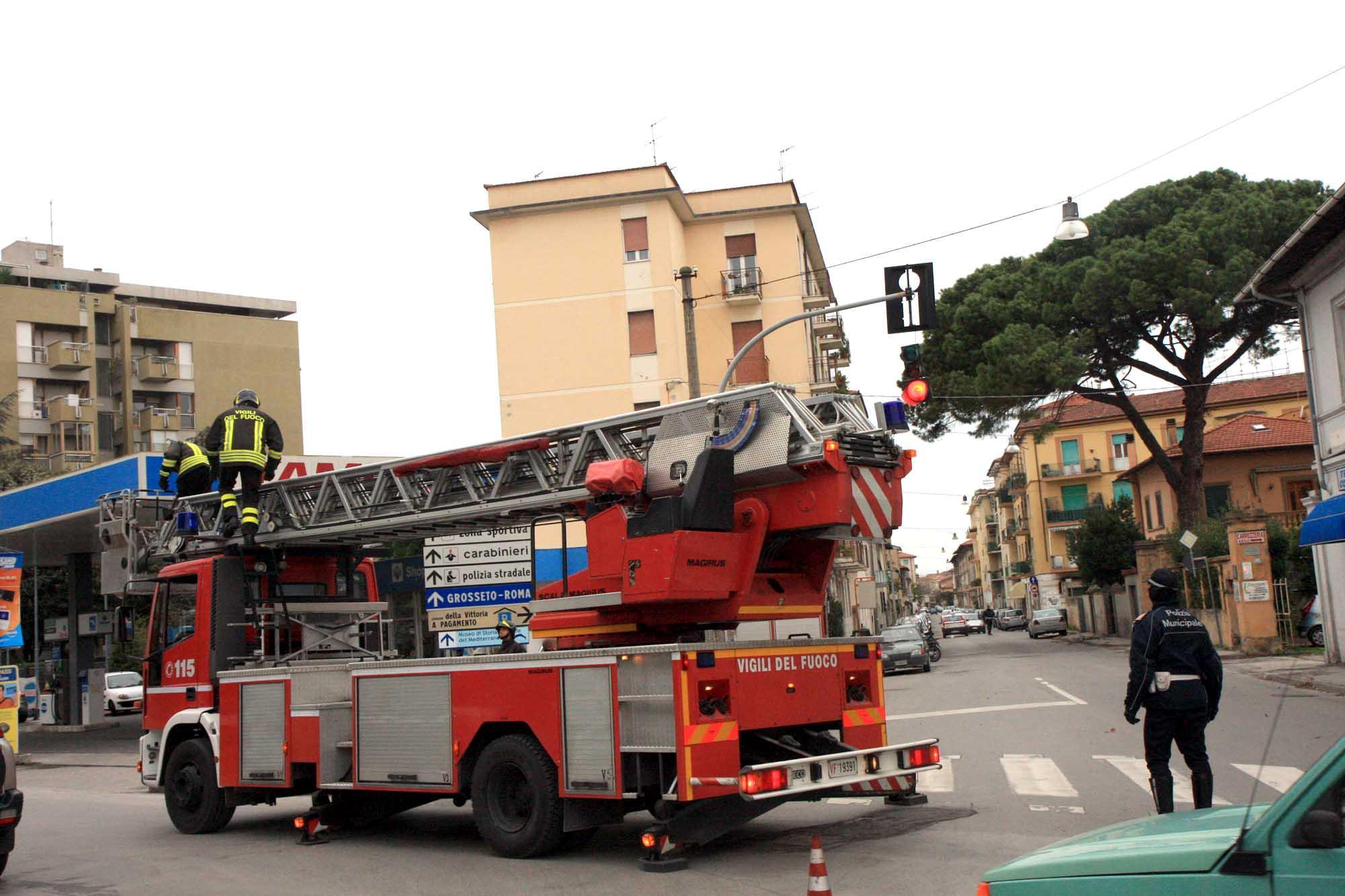 Vigili del fuoco in azione in via Ferrigni (foto d'archivio) 