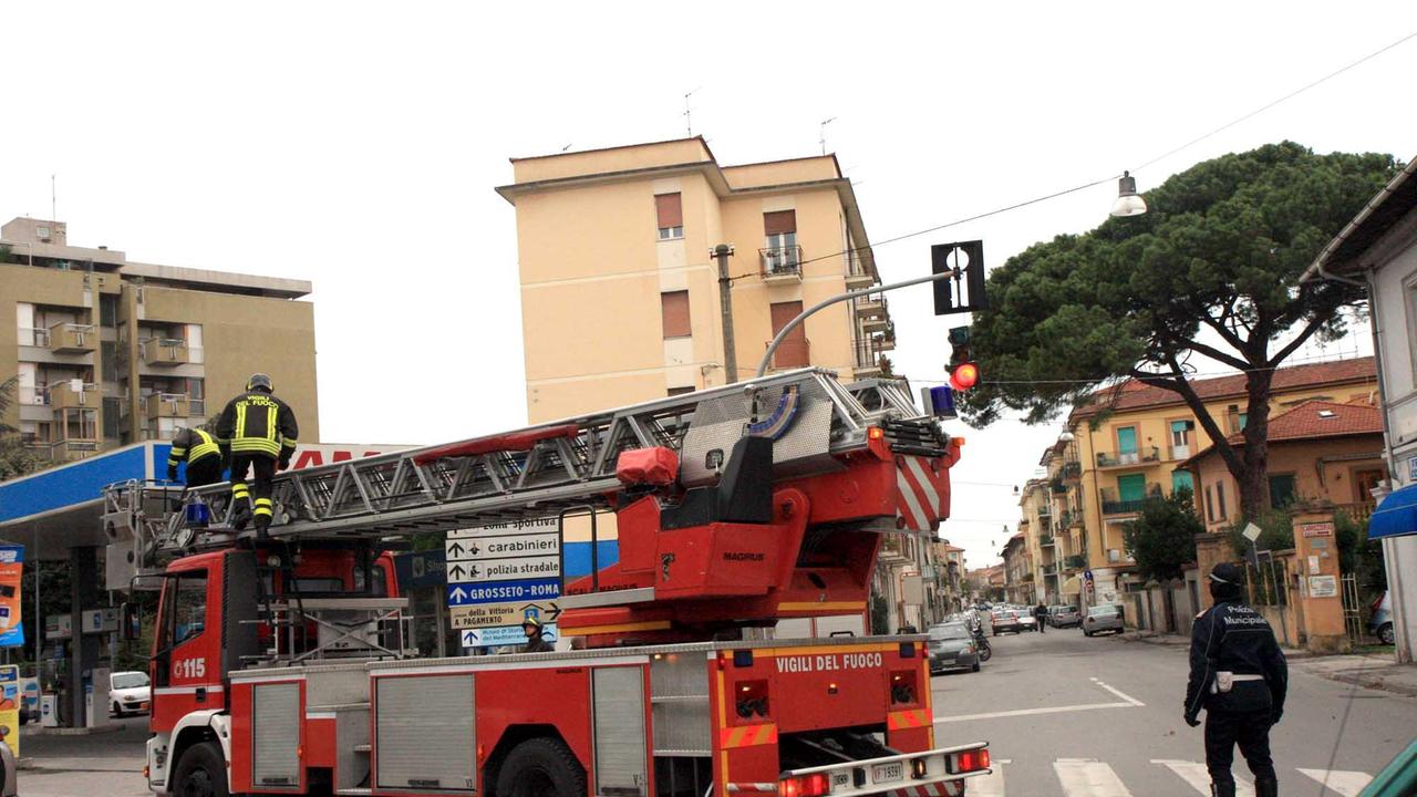 Vigili del fuoco in azione in via Ferrigni (foto d'archivio)