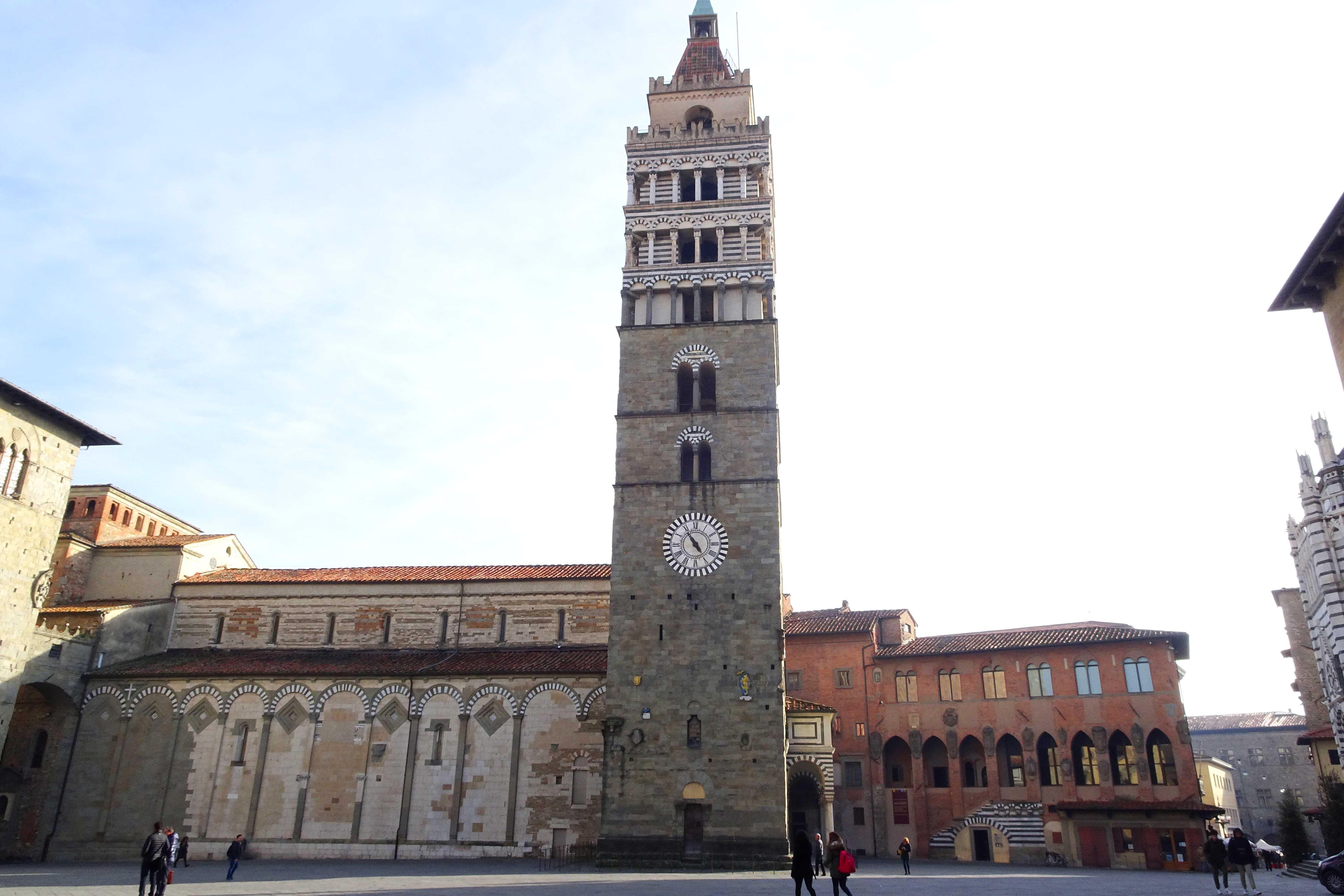 Piazza del Duomo con il bellissimo campanile (foto Gori)