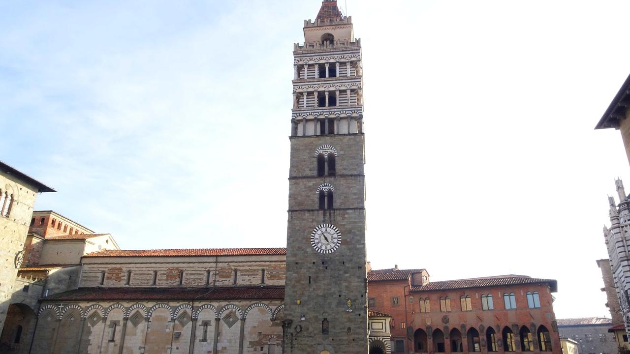 Piazza del Duomo con il bellissimo campanile (foto Gori)