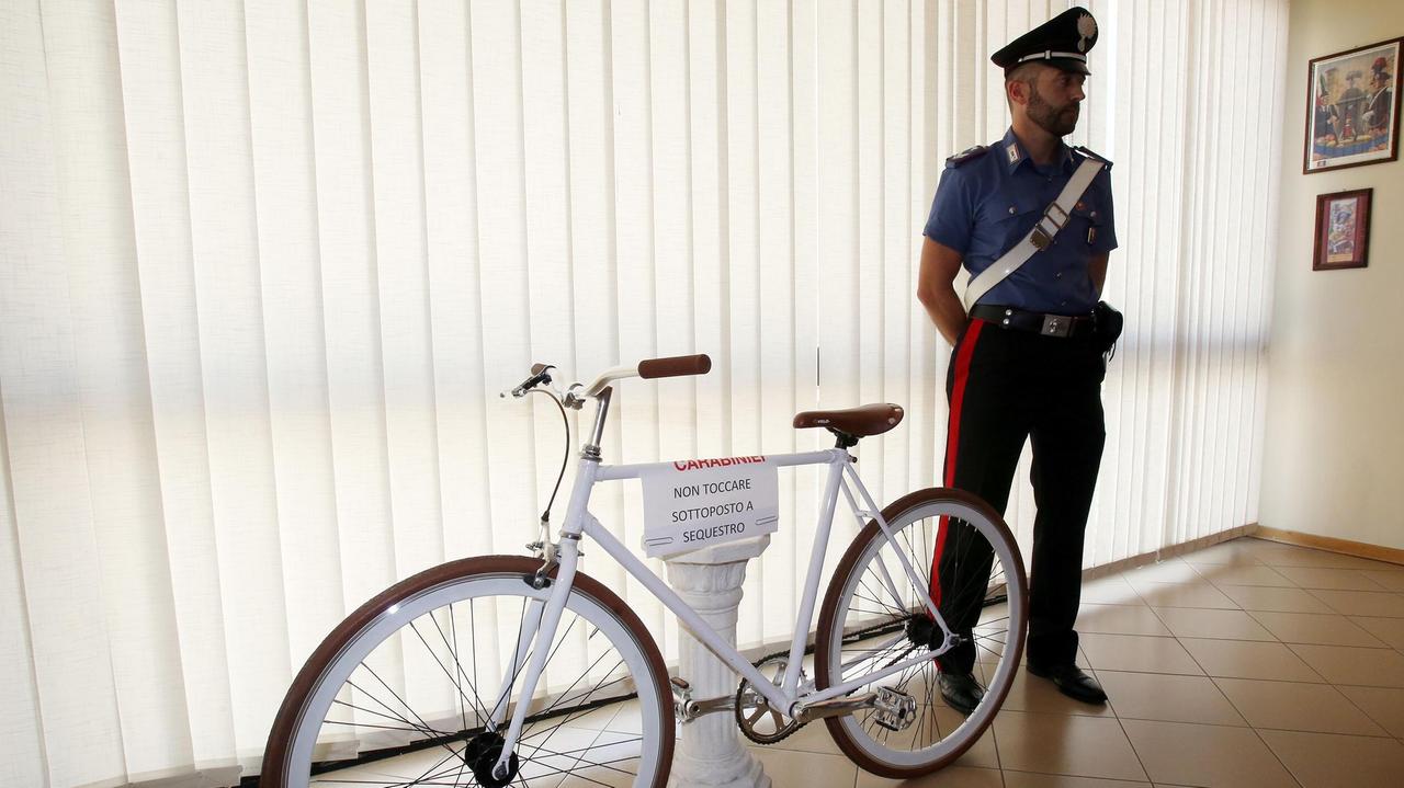 La bicicletta recuperata dai carabinieri (Foto Nucci)