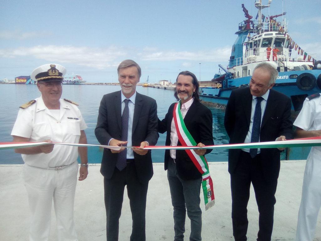 Il ministro Graziano Delrio, con a fianco il sindaco Sean Wheeler, inaugura la banchina alti fondali (foto Masia)