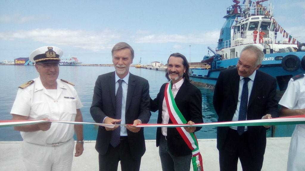 Il ministro Graziano Delrio, con a fianco il sindaco Sean Wheeler, inaugura la banchina alti fondali (foto Masia)