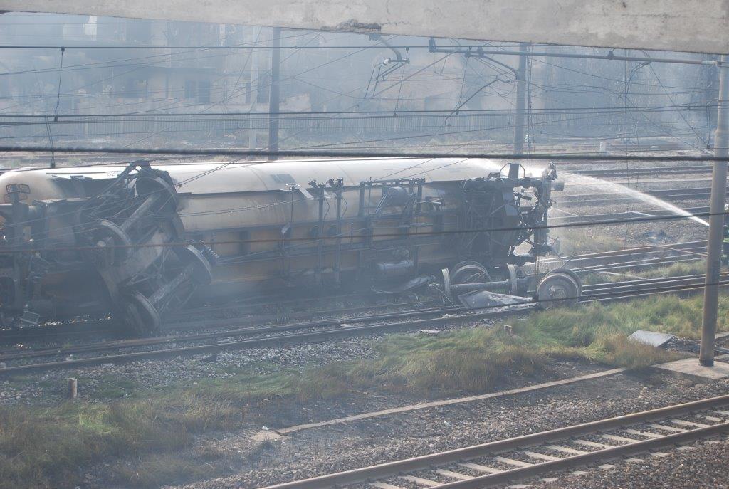 Un'immagine del treno deragliato alla stazione di Viareggio