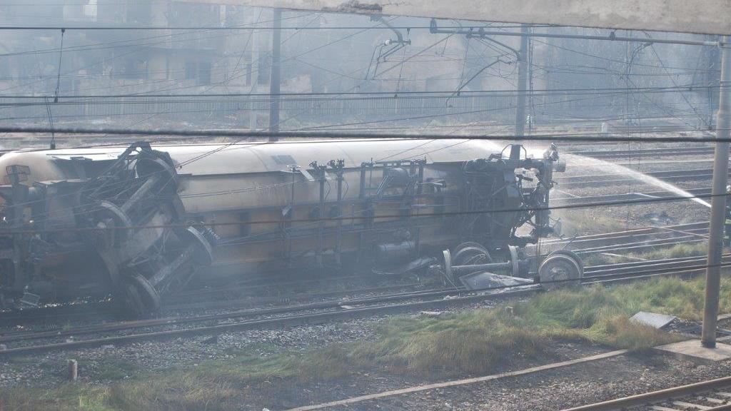 Un'immagine del treno deragliato alla stazione di Viareggio