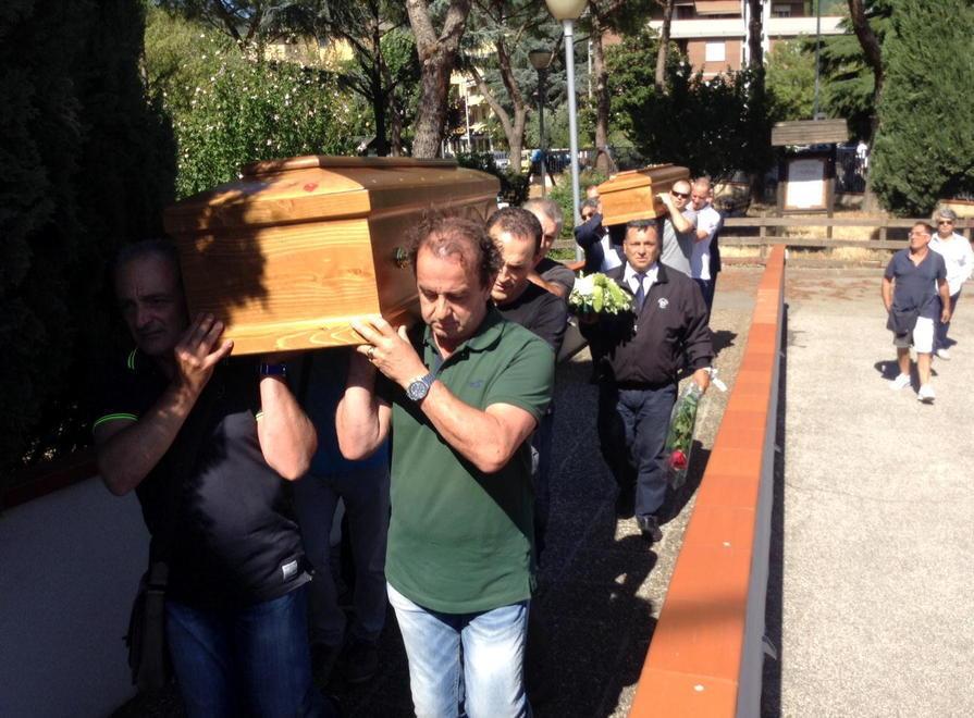 I feretri di Piero Innocenti e Rosanna Conti portati in spalla all’interno della chiesa (foto Batavia)