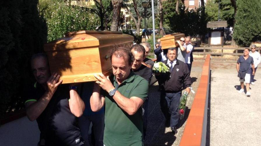 I feretri di Piero Innocenti e Rosanna Conti portati in spalla all’interno della chiesa (foto Batavia)