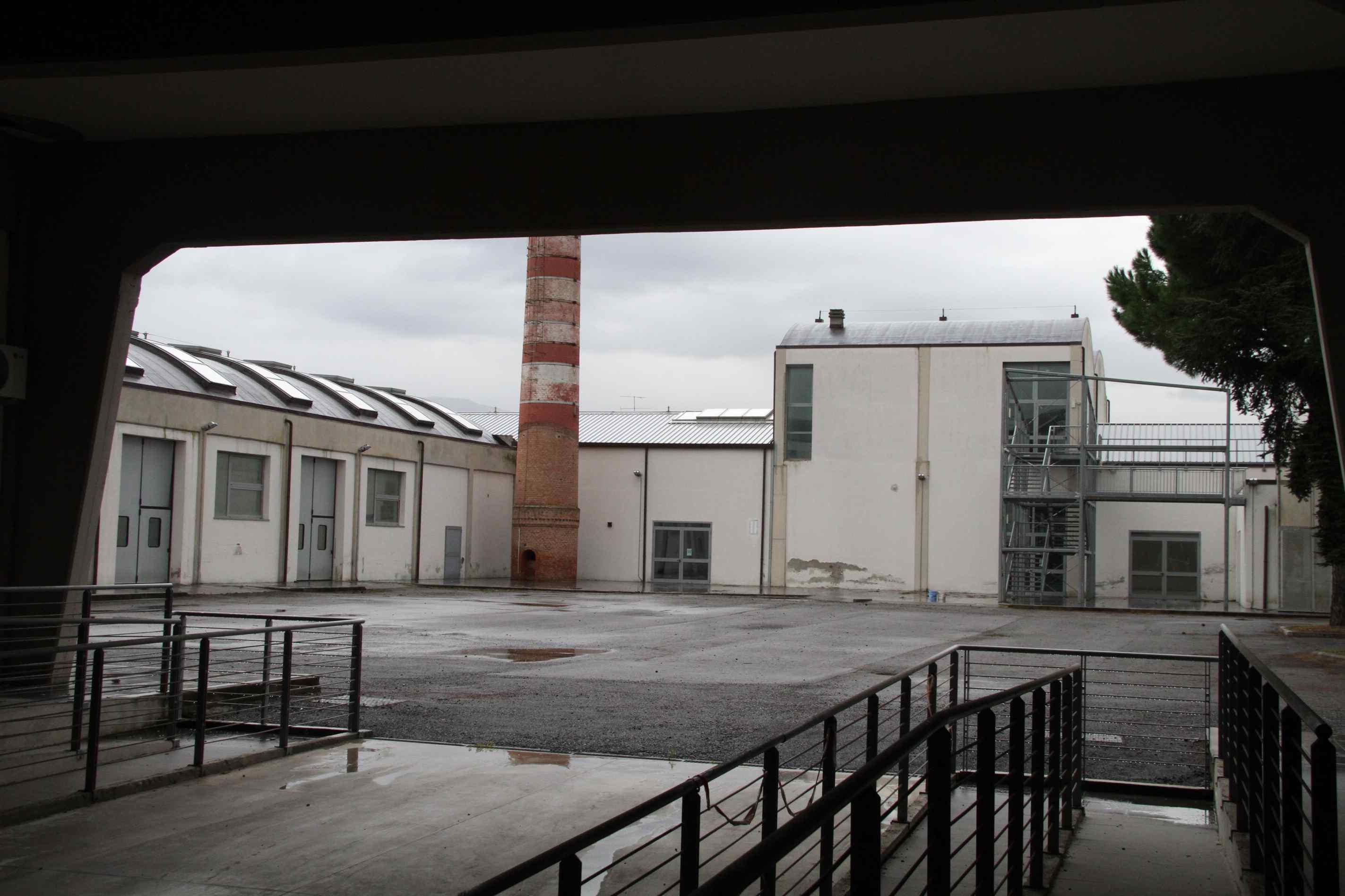 Il cortile dell'ex immobile industriale in via Galcianese