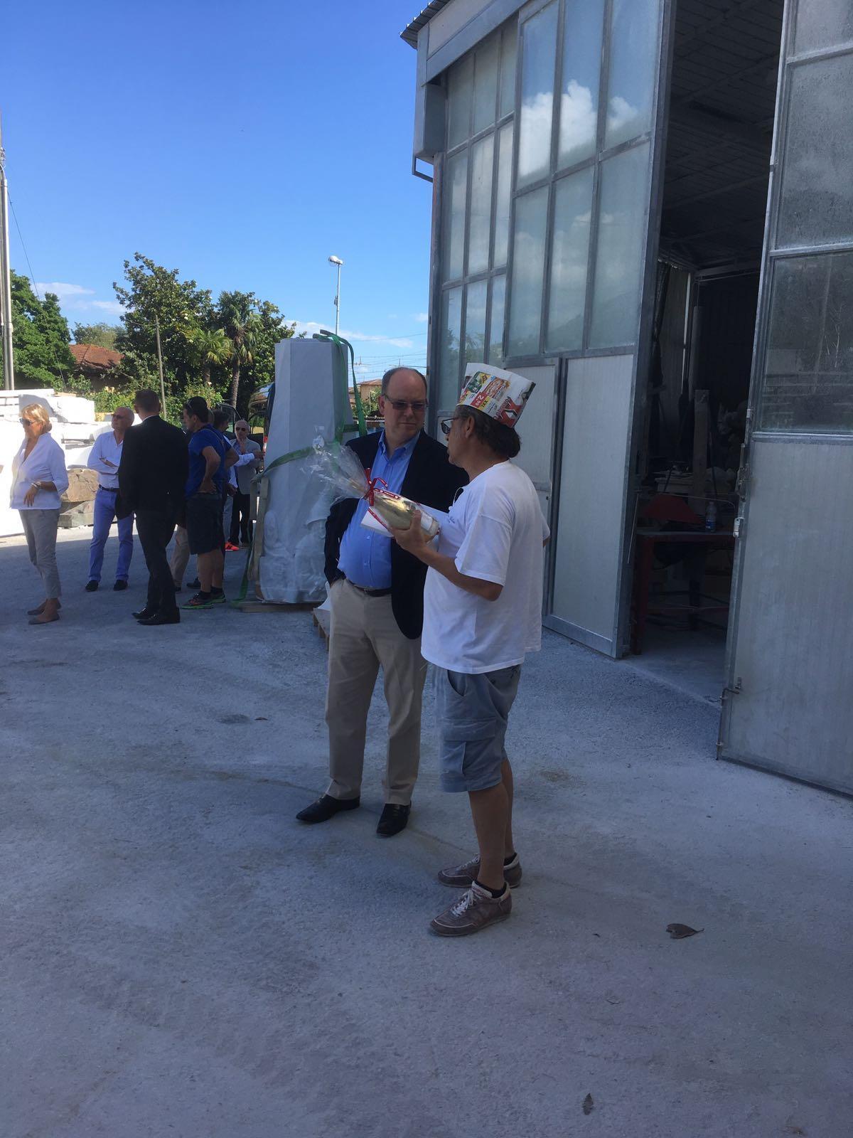 Il principe Alberto di Monaco con Massimo Galleni, scultore titolare dell'omonimo laboratorio d'arte  di Pietrasanta