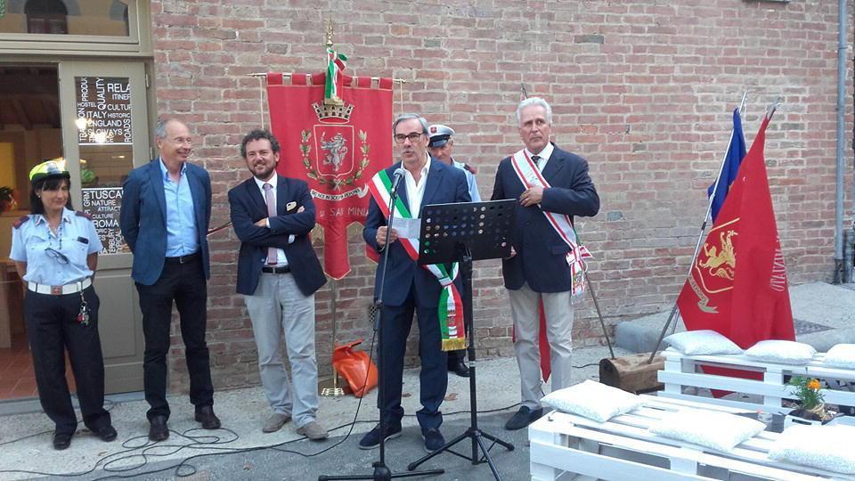 Un momento dell'inaugurazione dell'ostello