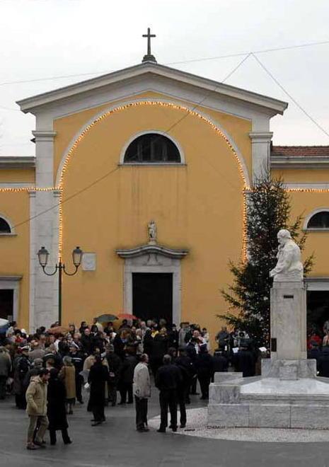 Pallonate contro la chiesa, anziana colpita alla testa  