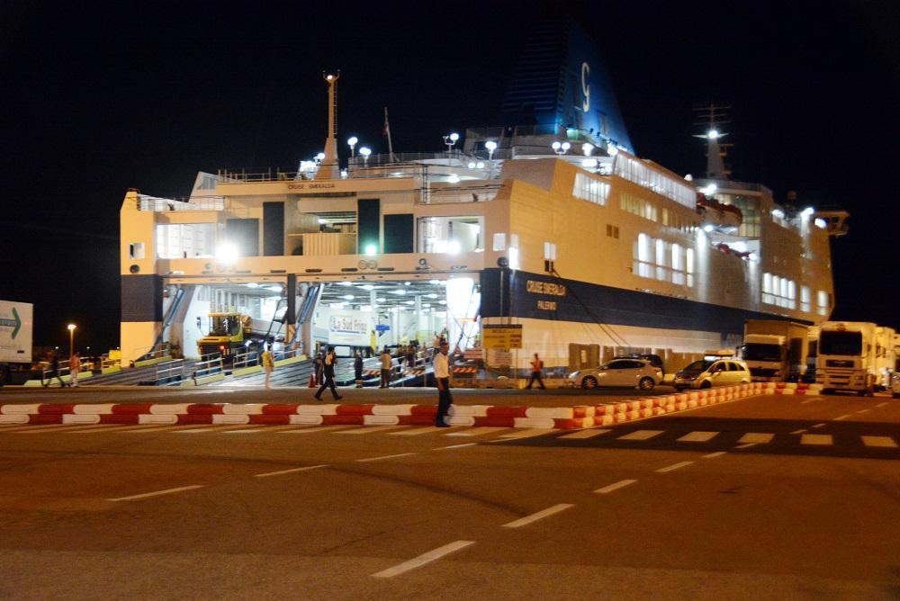 Il traghetto della Grimaldi Lines che ha urtato la banchina