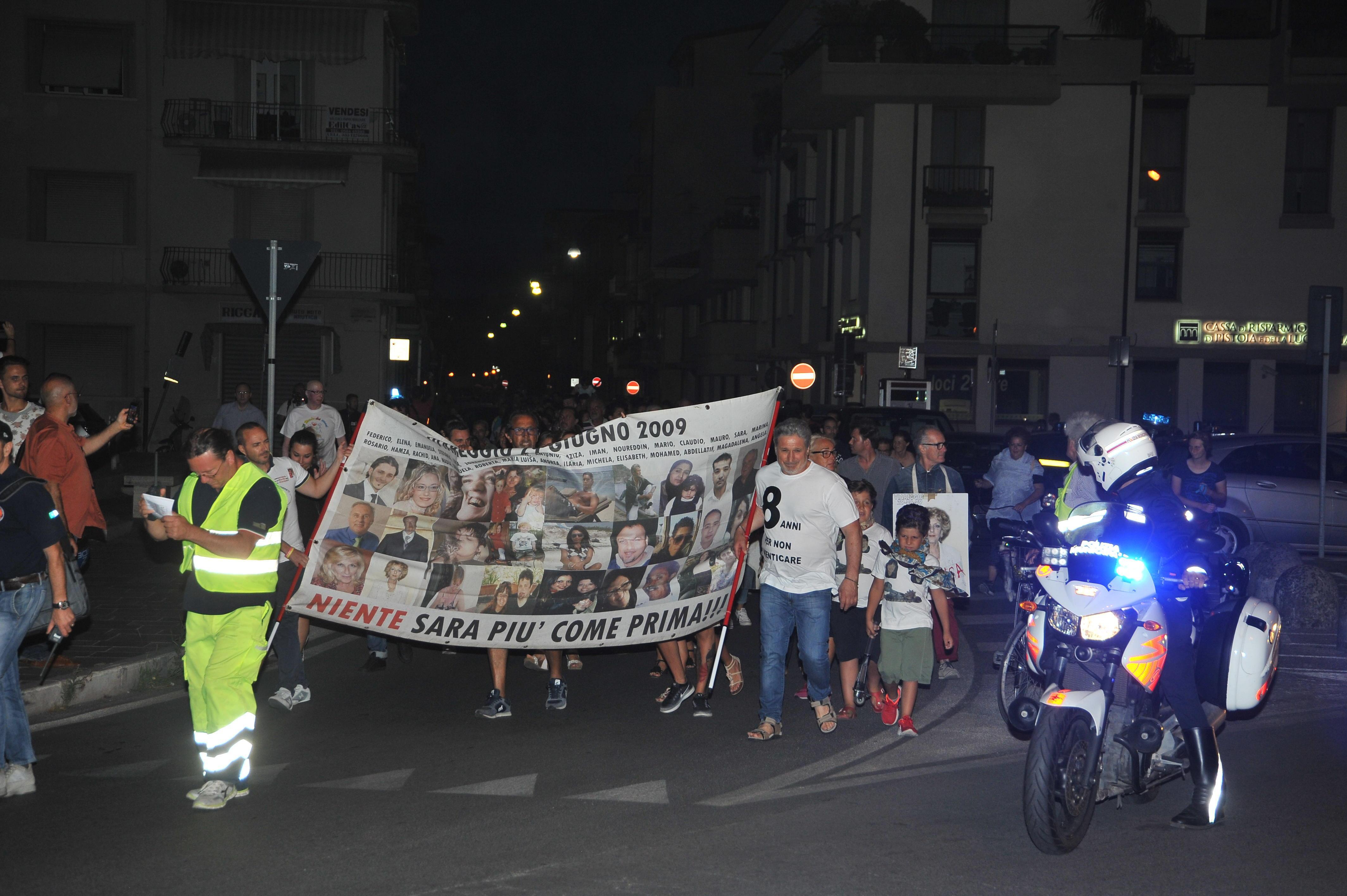 Il corteo attraversa la città