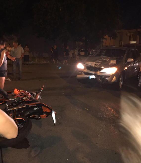 Scontro frontale in moto, grave un 17enne 