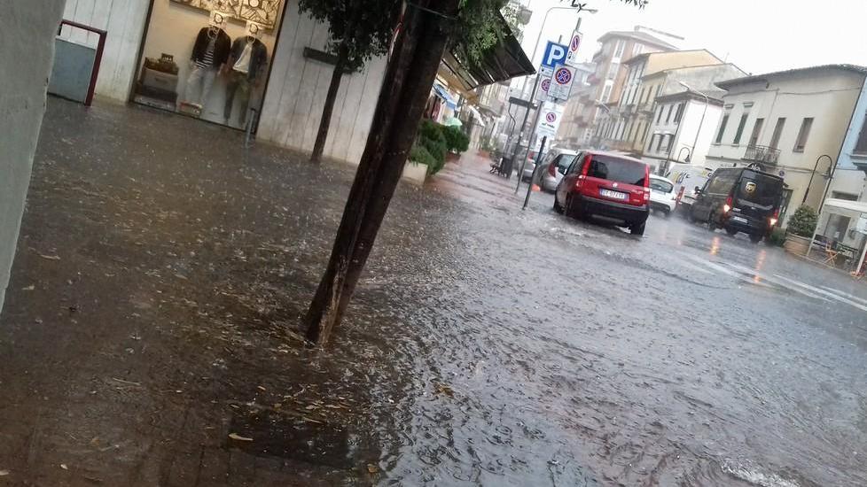 Temporale, operai al lavoro e disagi limitati