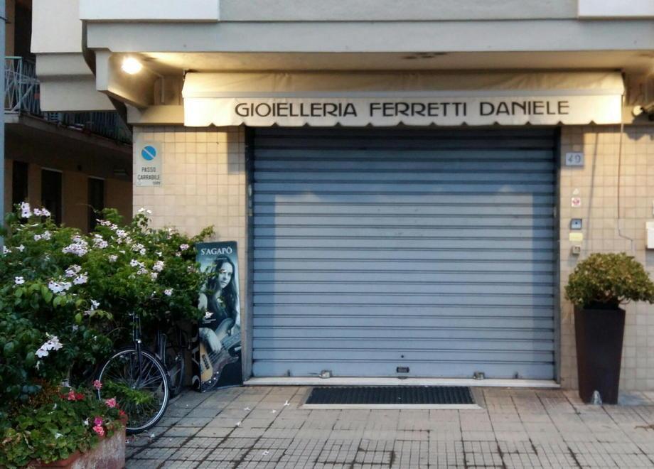 Via i sigilli dal negozio di Ferretti