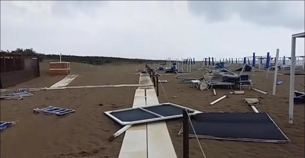 Spiagge evacuate il litorale in tilt per il nubifragio 