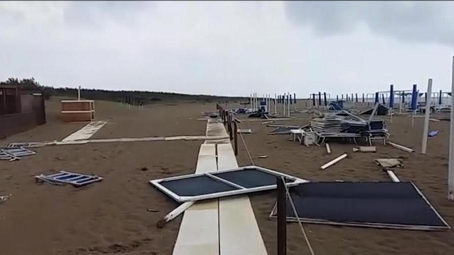 Spiagge evacuate il litorale in tilt per il nubifragio