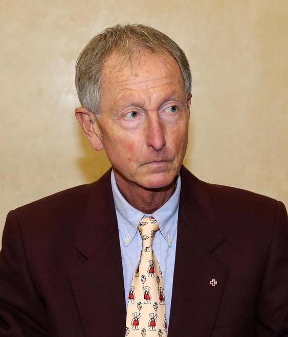 Raffica di interrogazioni al commissario