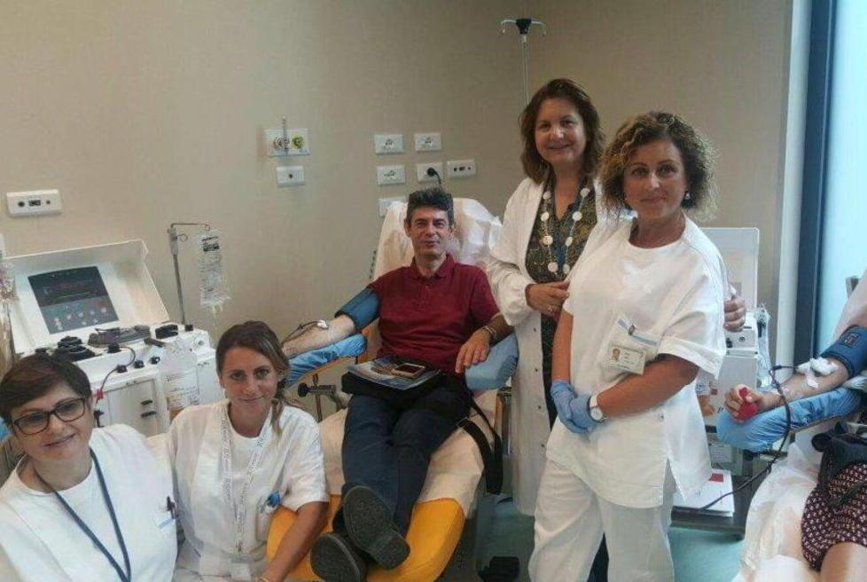 Prima dona il sangue poi in ufficio col figlio