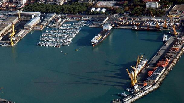 Lite fra pescatori, spunta un arpione