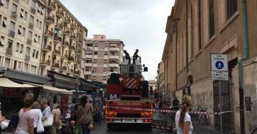 Lastra di vetro pericolante al mercato