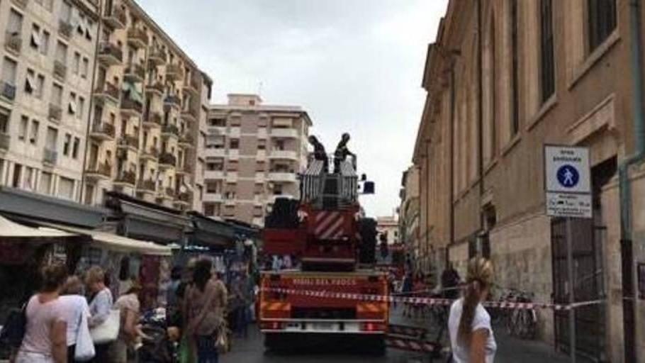 Lastra di vetro pericolante al mercato