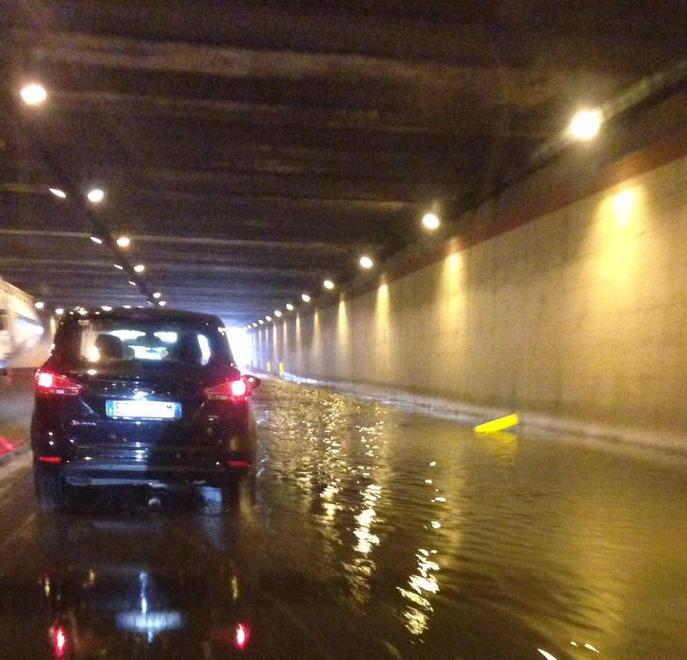 Sotto il temporale per un’ora fulmine colpisce il Goldoni 