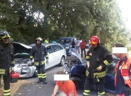 Muore nello scontro frontale tra auto 