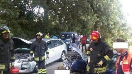 Muore nello scontro frontale tra auto