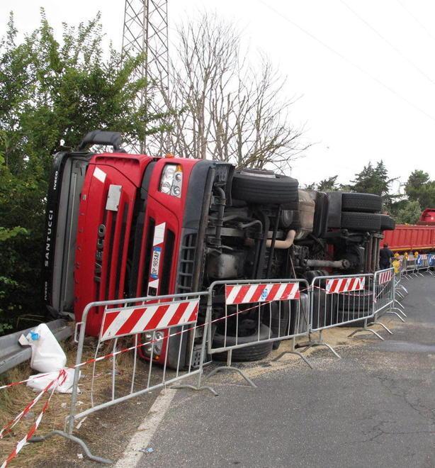 Non ancora rimosso il camion ribaltato