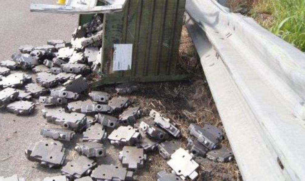 Perde il carico in strada, autista multato
