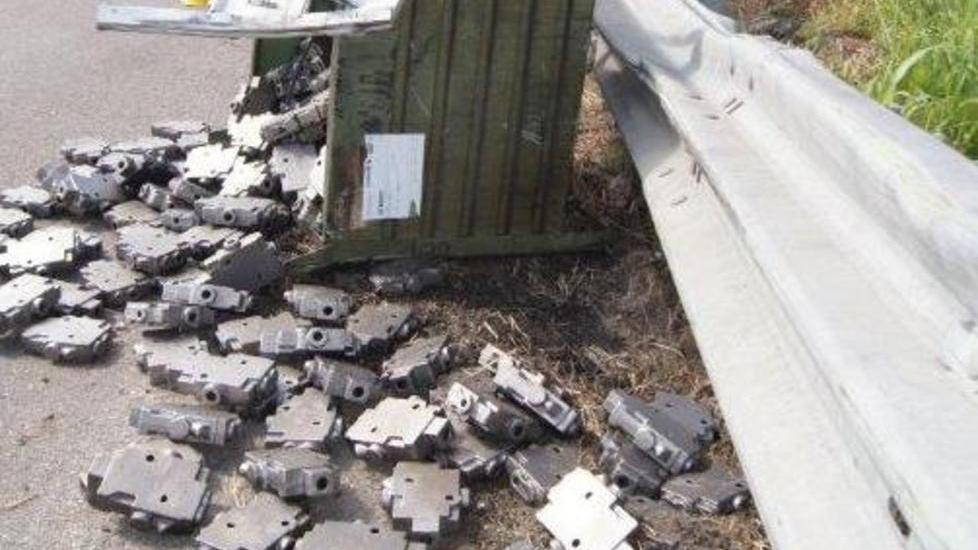 Perde il carico in strada, autista multato