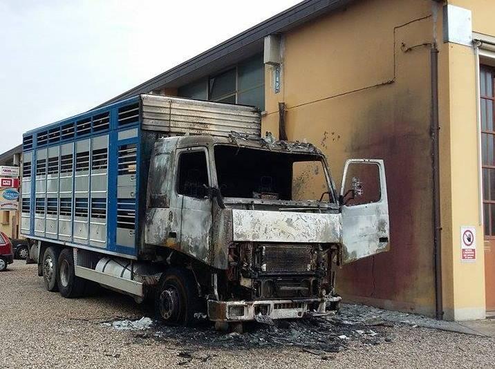 Camion distrutto dal rogo “Salvate” due auto a gpl