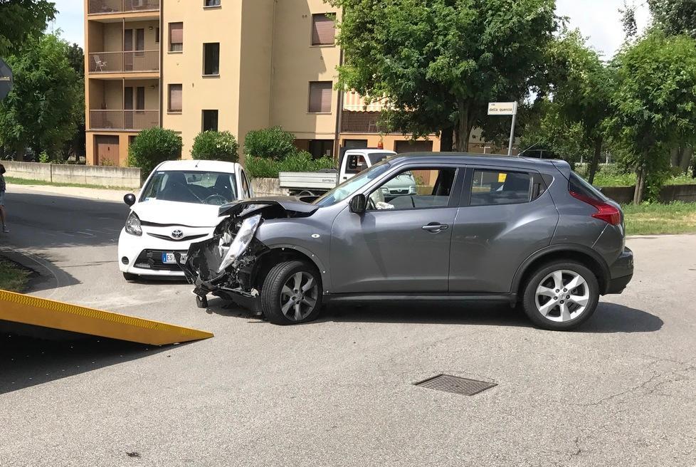 Scontro tra auto, due i feriti 