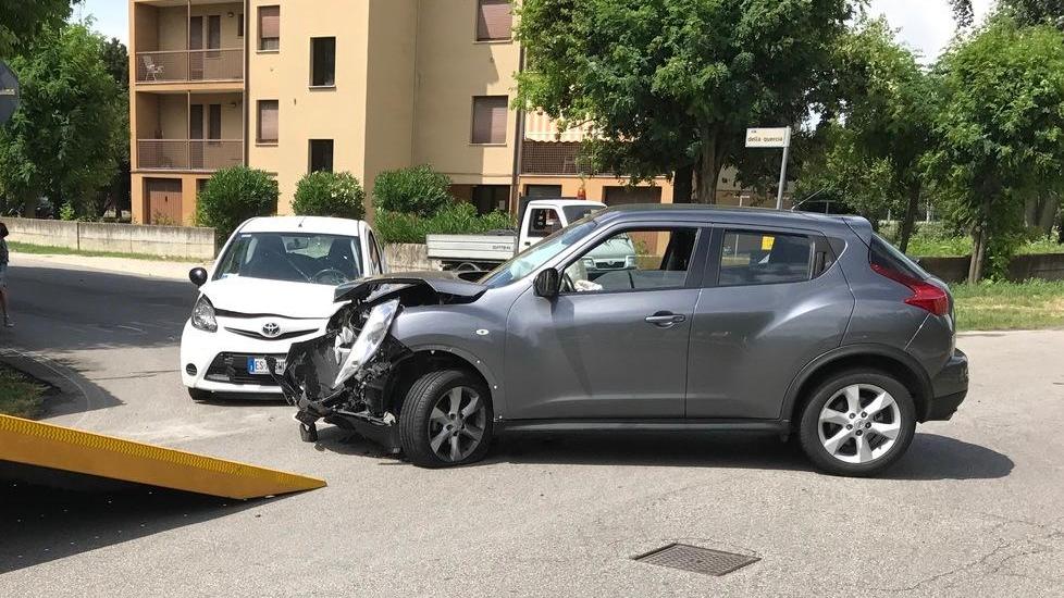 Scontro tra auto, due i feriti