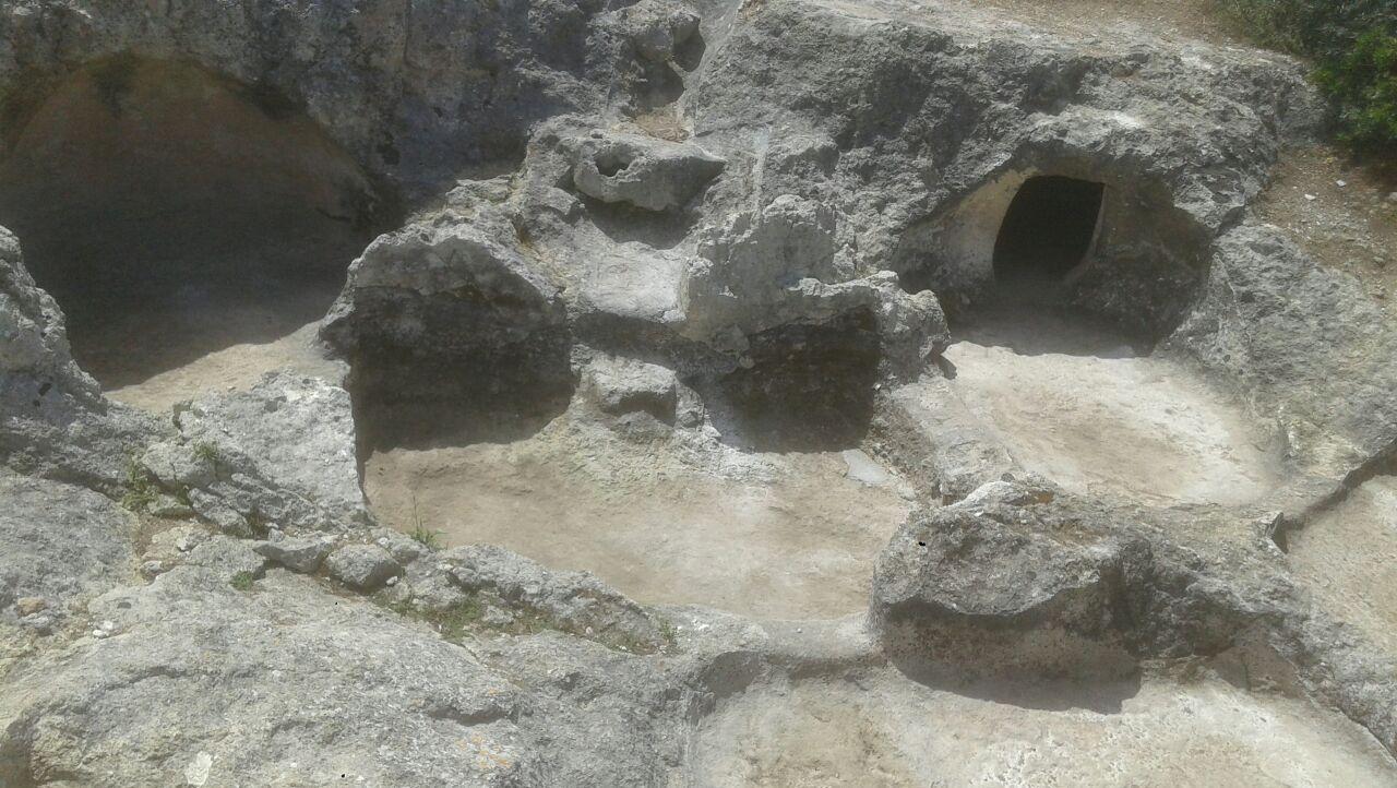 Vandali a “Su Crucifissu mannu”, gravi i danni alle tombe  